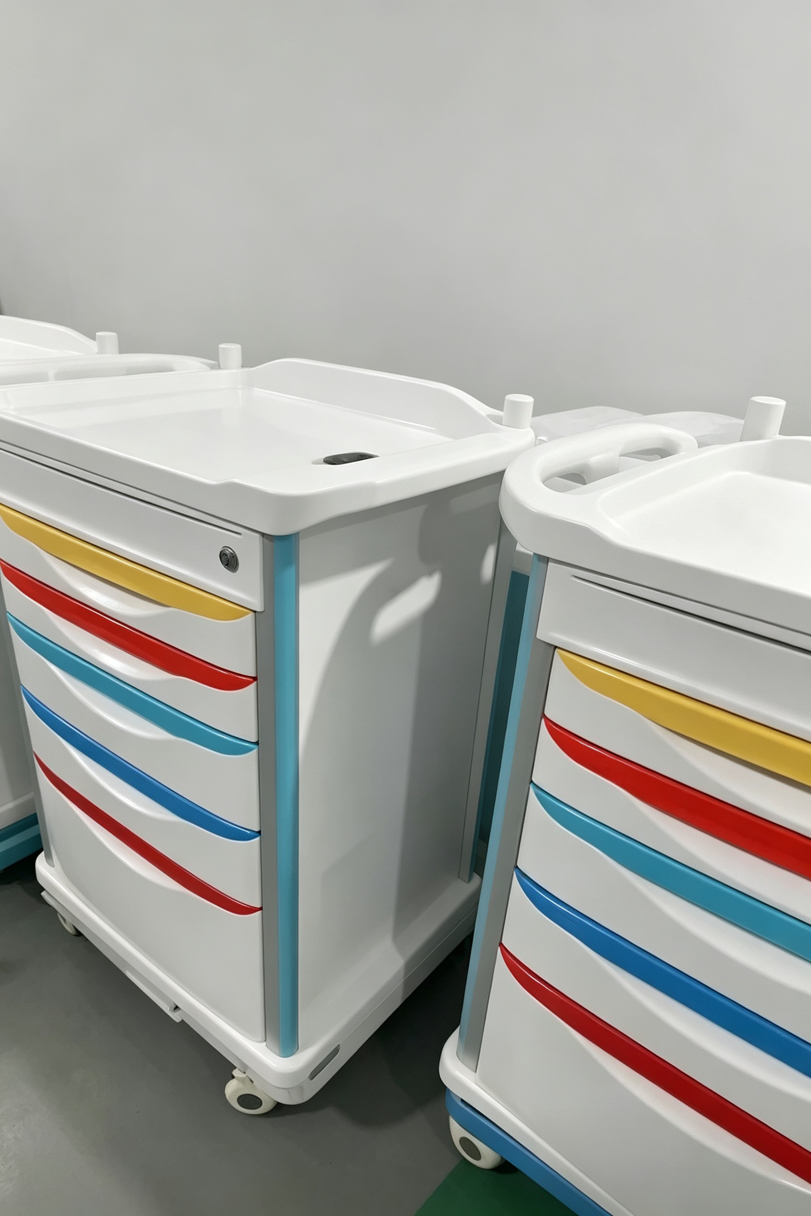 Chaîne de production en usine où les pièces de rechange OEM sont fabriquées, illustrant la planification des délais de livraison du fabricant au magasin hospitalier