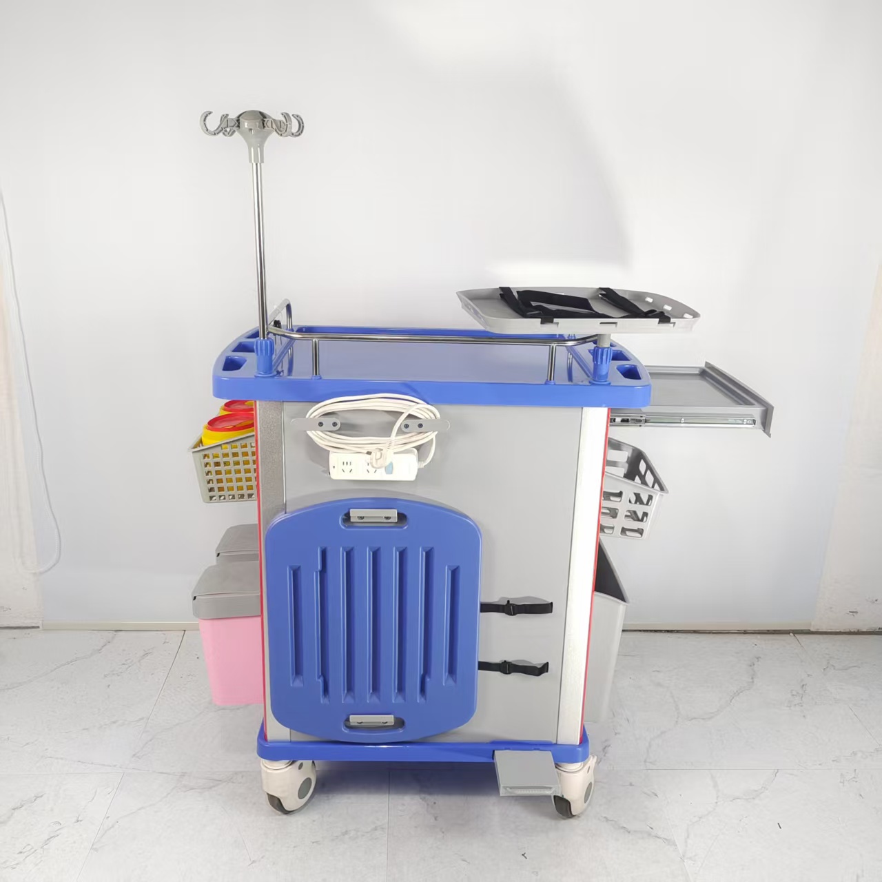 Chariot d'urgence ABS dans une flotte hospitalière nécessitant des pièces de rechange planifiées telles que des roulettes, des tiroirs et des rails