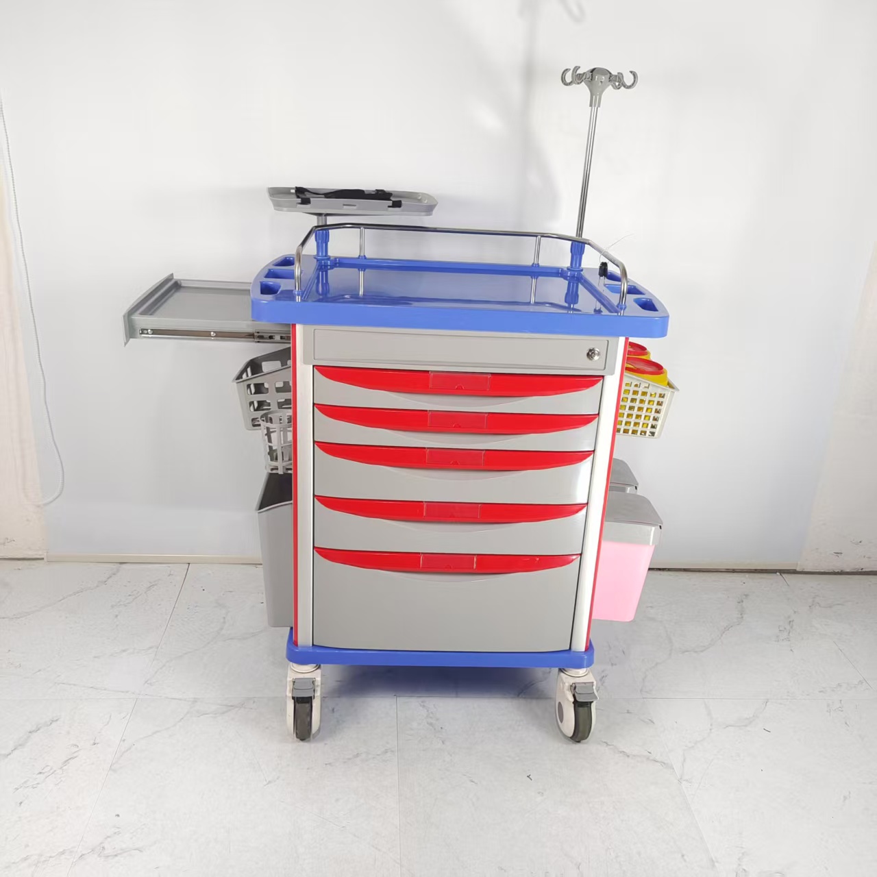 Disposition des tiroirs d'un chariot d'urgence avec compartiments étiquetés pour médicaments et voies aériennes