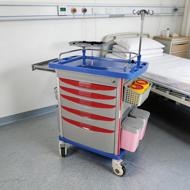Équipe hospitalière effectuant une formation de simulation d'arrêt cardiaque avec un chariot d'urgence