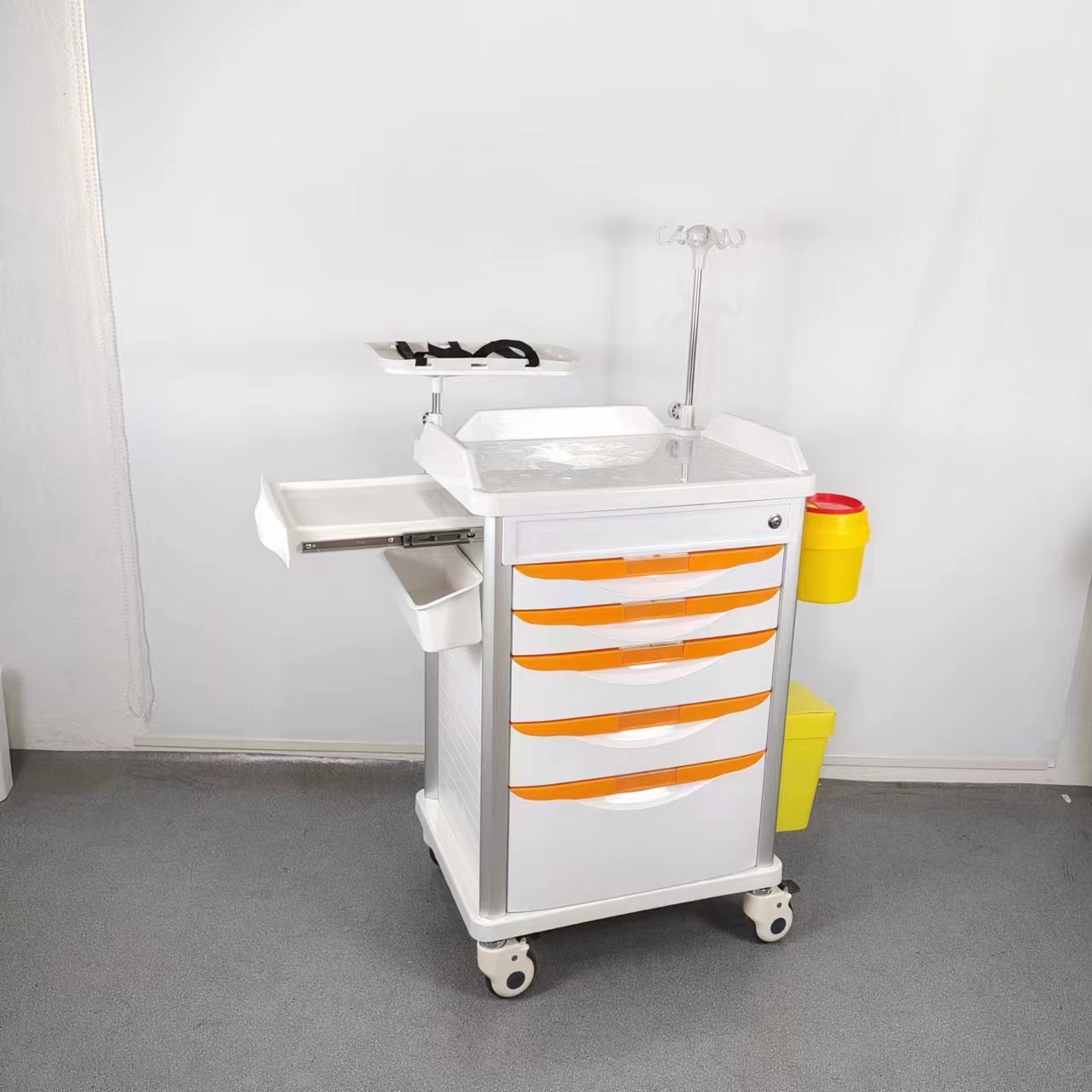 Chariot d'urgence scellé avec verrou inviolable et étiquette de vérification quotidienne