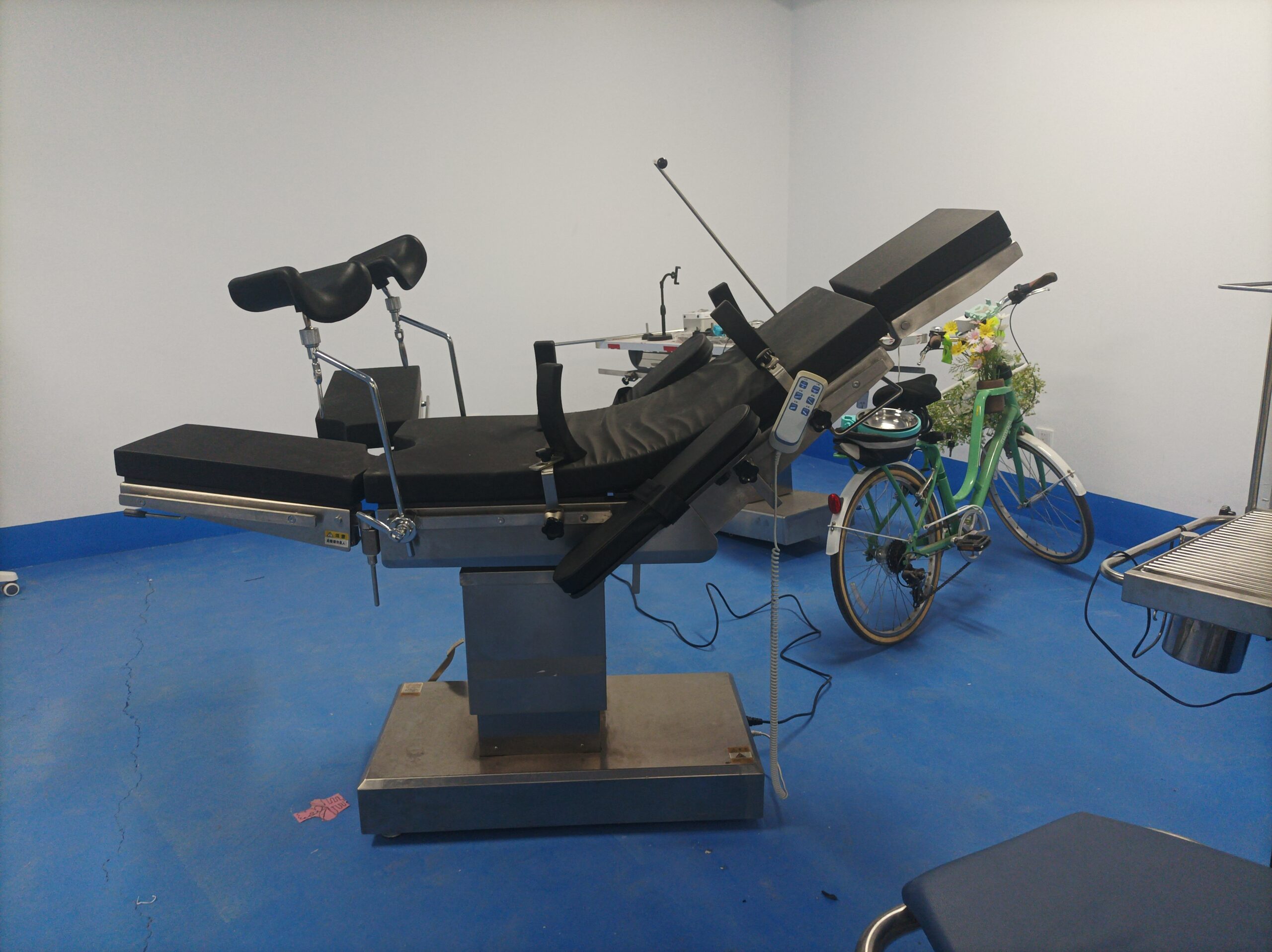 Modular operating table design that simplifies spare parts replacement during and after warranty