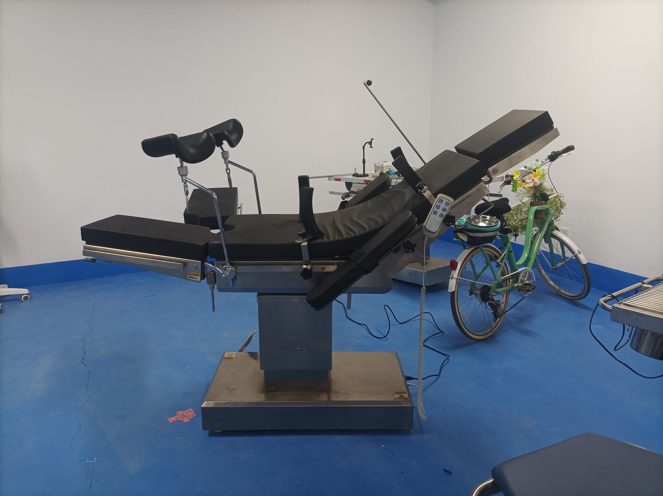Operating table configured for multi-angle C-arm and intraoperative CT compatibility