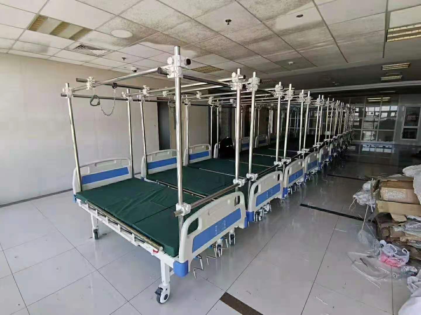 Wide hospital bed configured for bariatric patient support and pressure redistribution