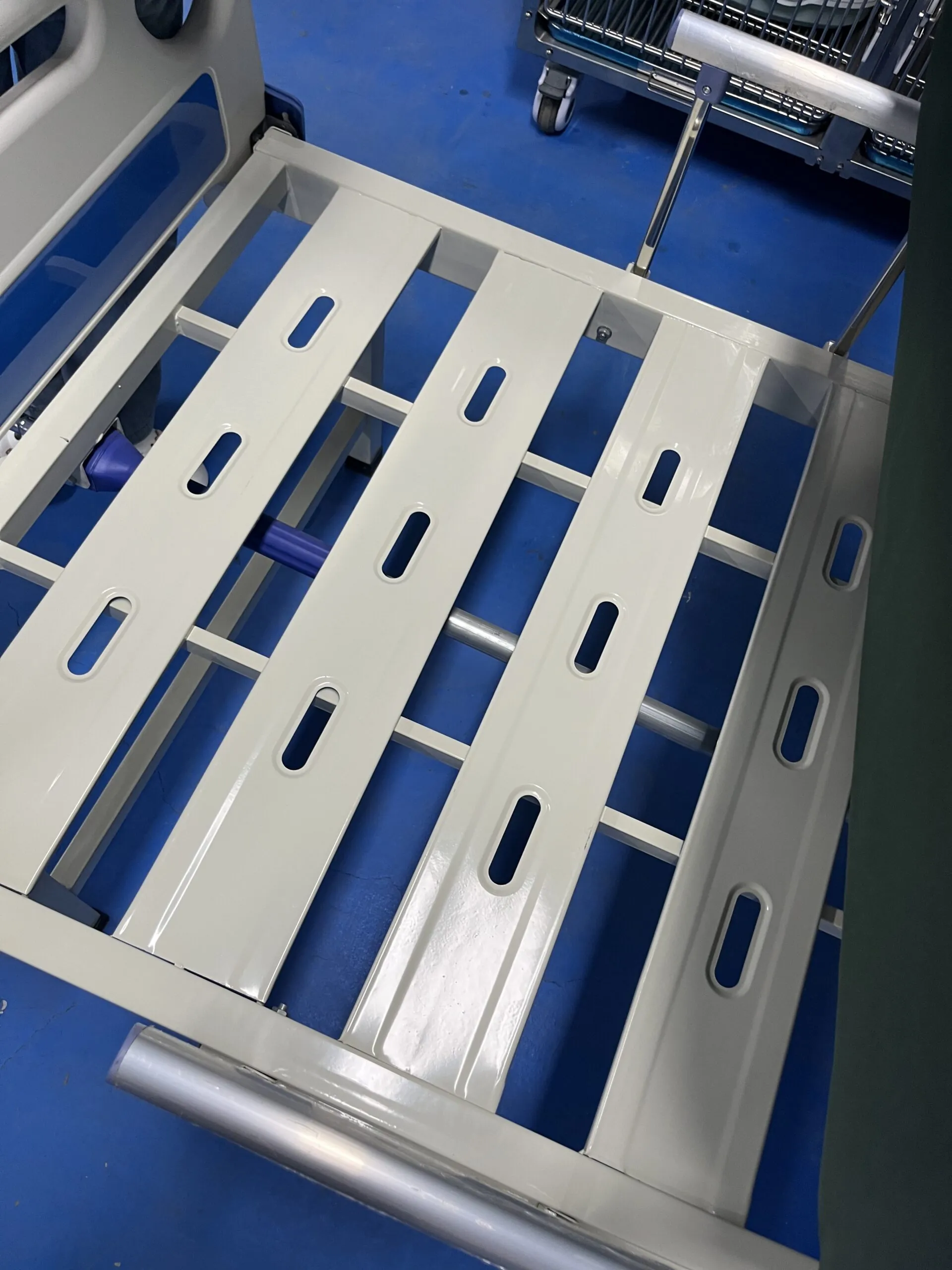 Two-crank manual hospital ward bed with foldable crank handles