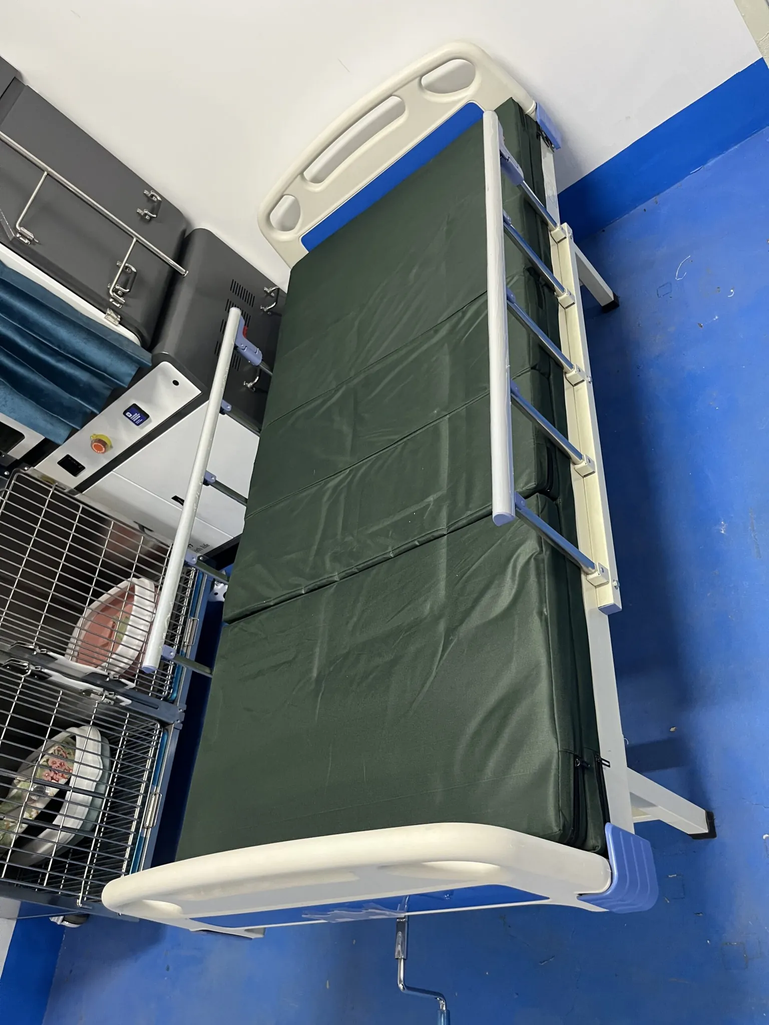 Hospital ward bed with auto-regression backrest articulation