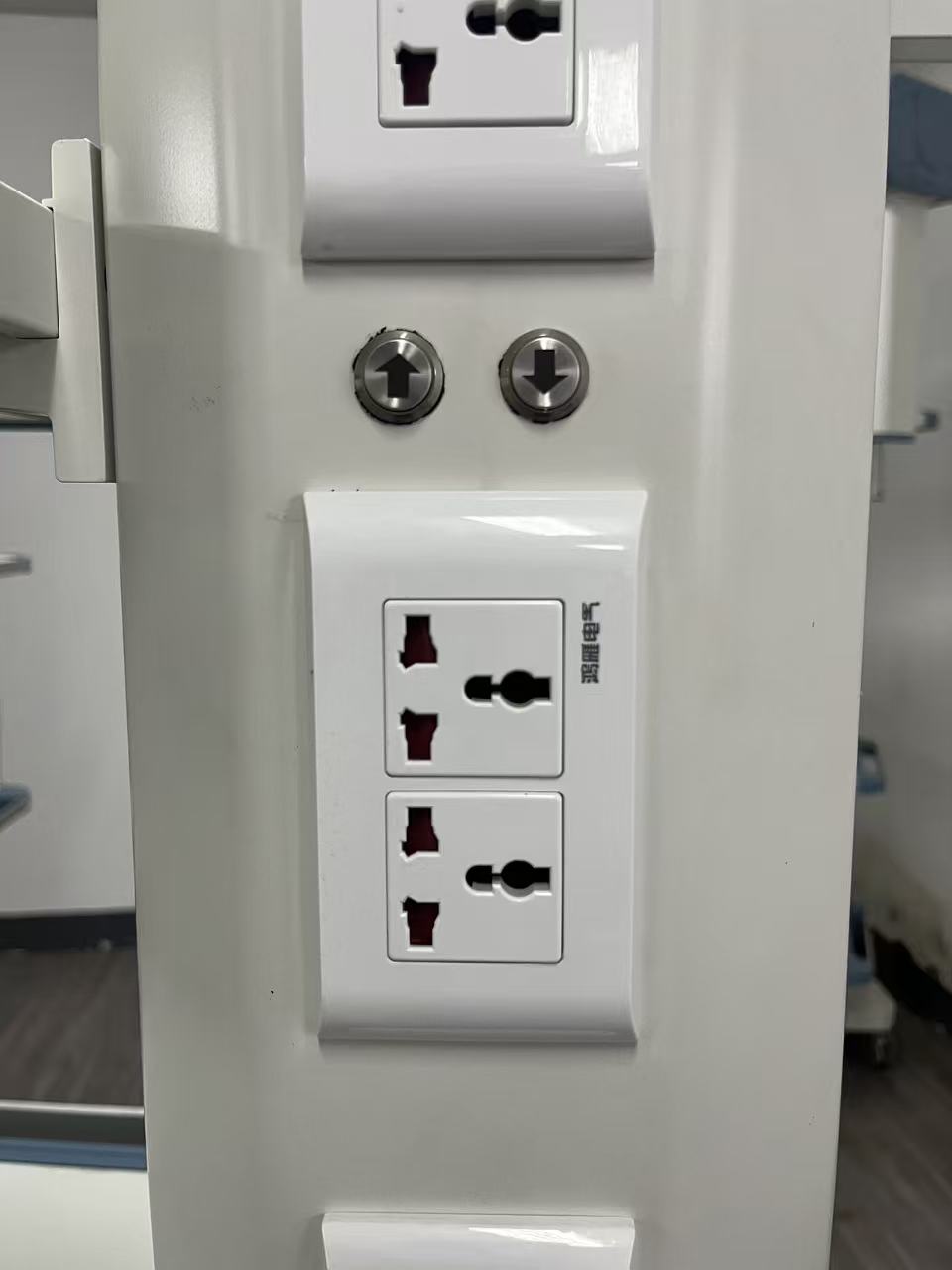 Boîtier terminal de pendentif médical montrant plusieurs connexions de sorties de gaz spécifiques