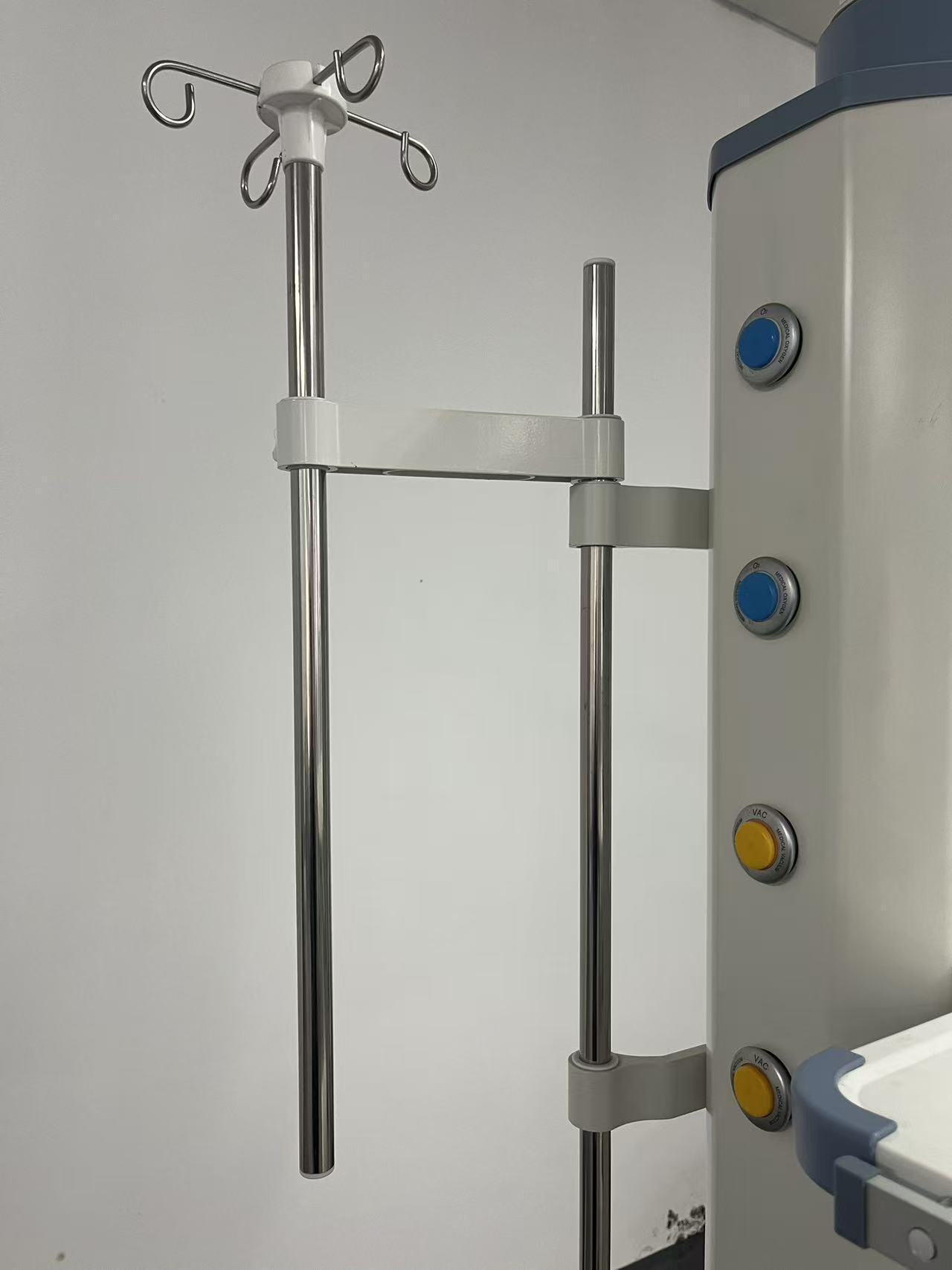 Medical gas terminal units on a surgical pendant service head during cross-connection verification