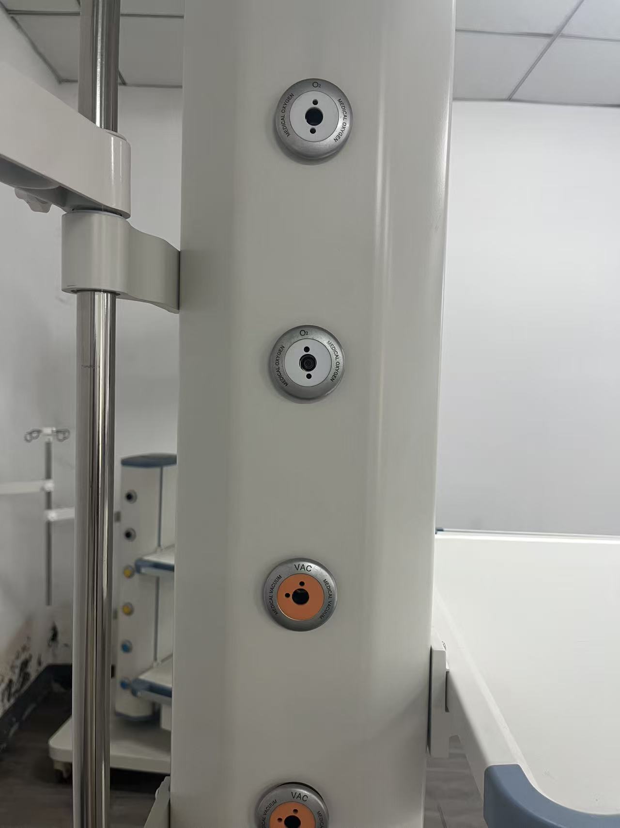 Pendentif de plafond de salle d'opération avec sorties de gaz et étagères pour équipement