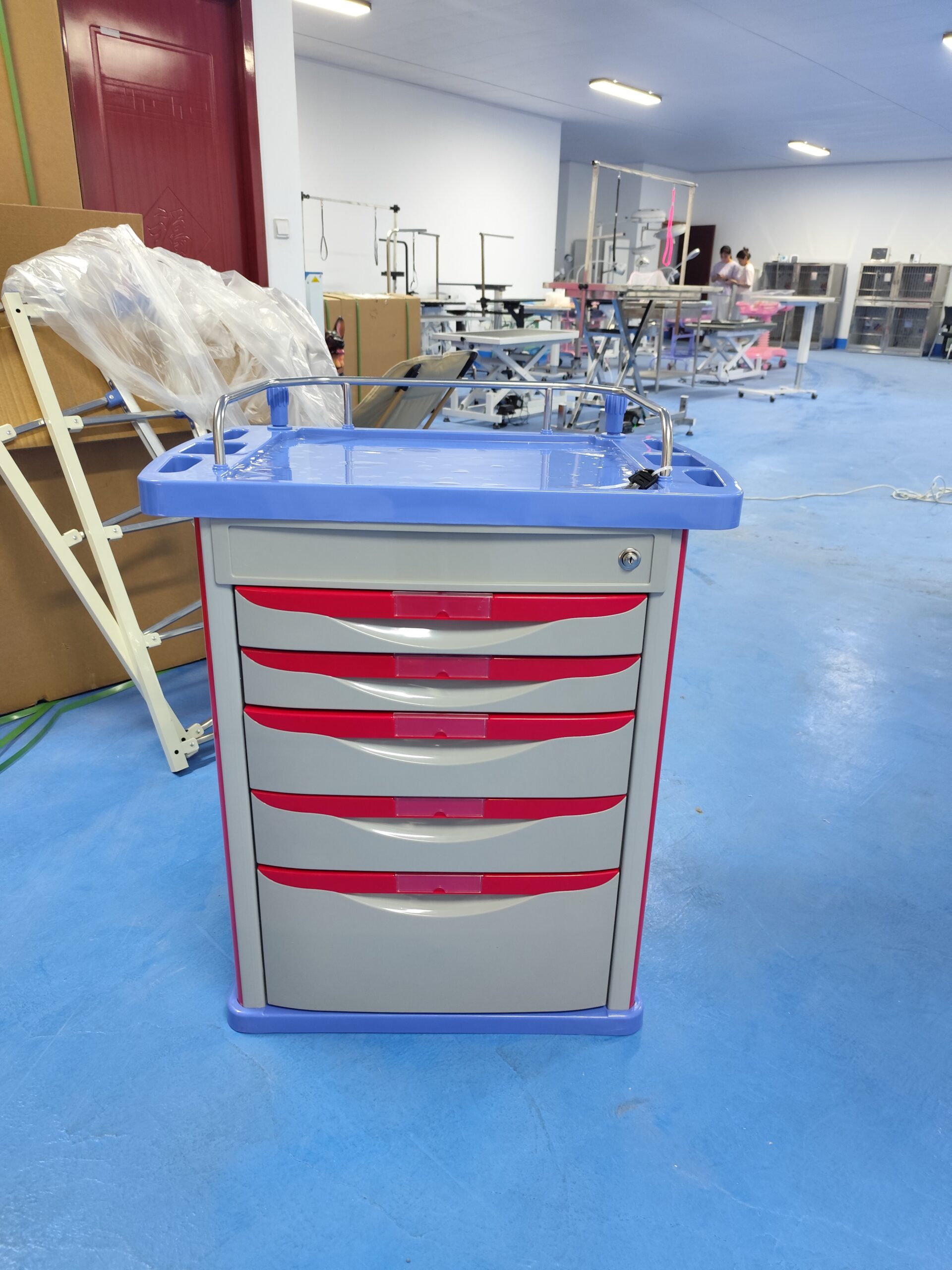 Medical treatment trolley with standardized drawer layout for general ward use