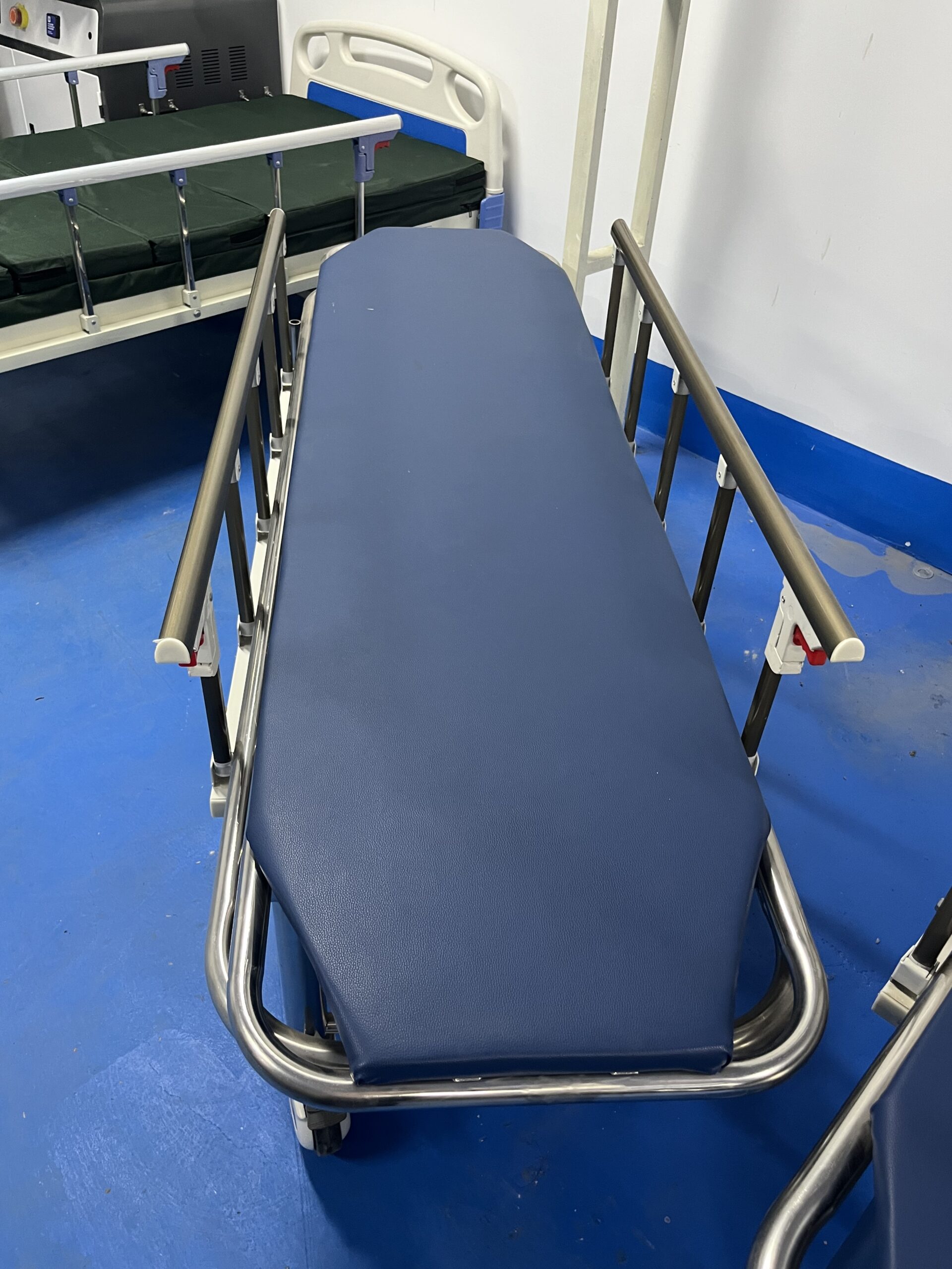 Chariot de brancardage dans le service de transfert de patients où les pompes hydrauliques et les roulettes sont des pièces de rechange de classe vitale