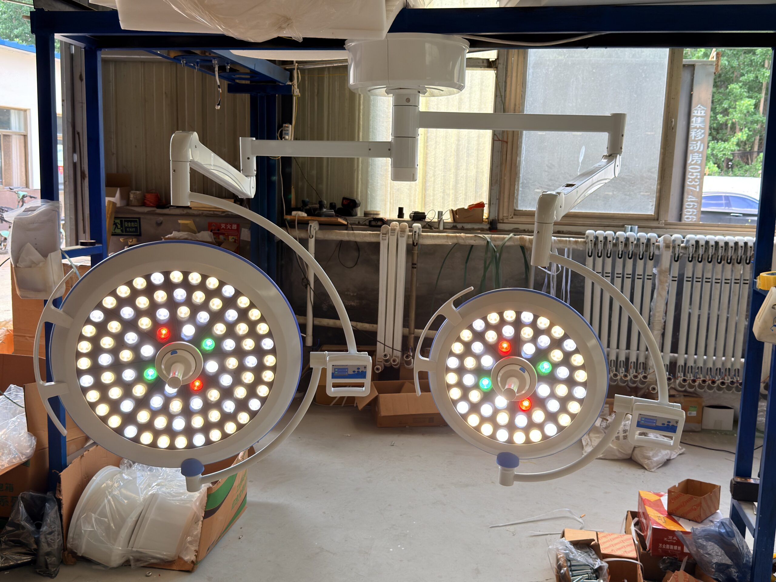 LED surgical light housing made from disinfectant-resistant PC/PBT polymer blend