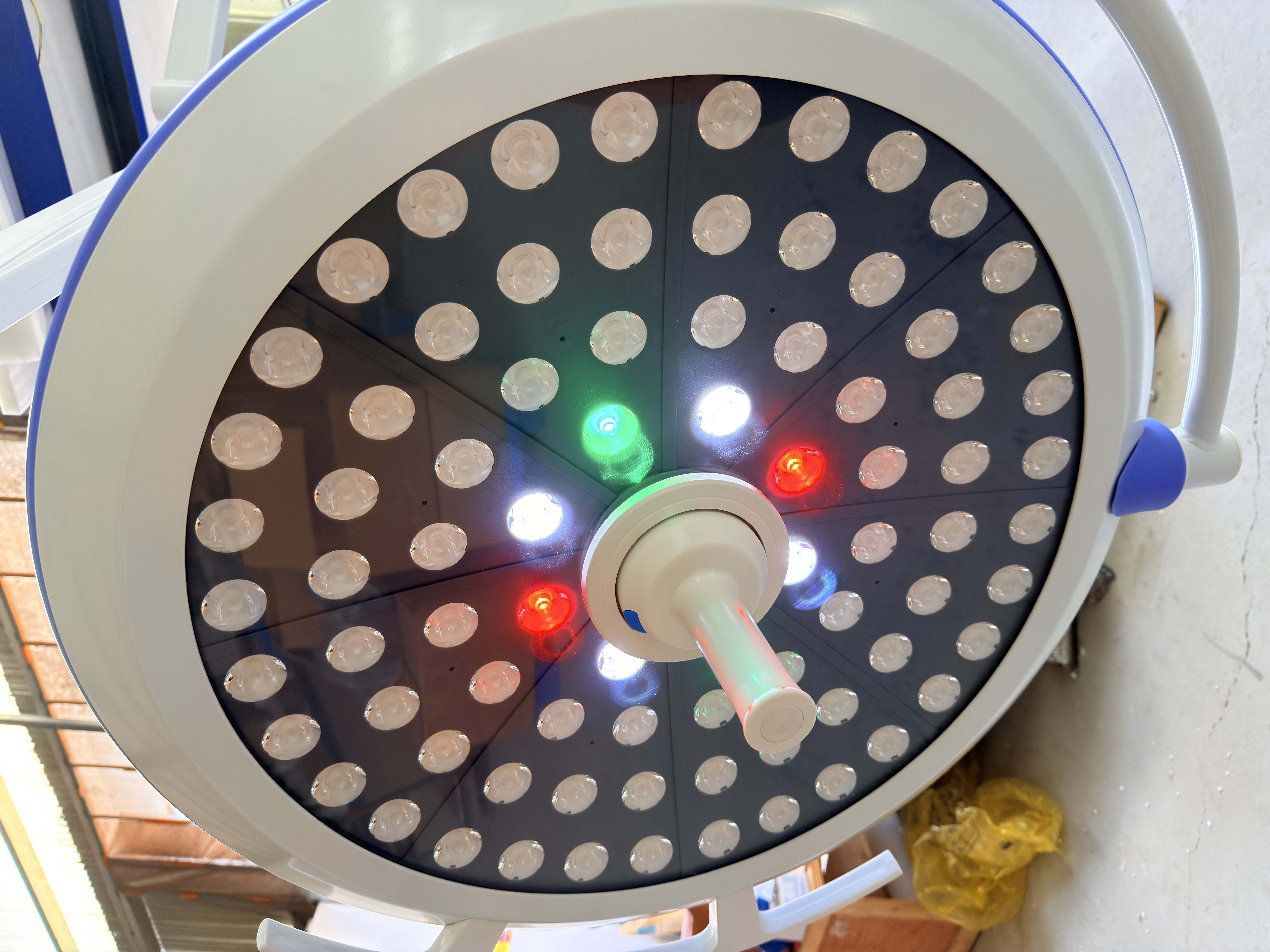 Cabeza de luz quirúrgica LED con superficie de control táctil sellada para ajustar la iluminación y la temperatura de color