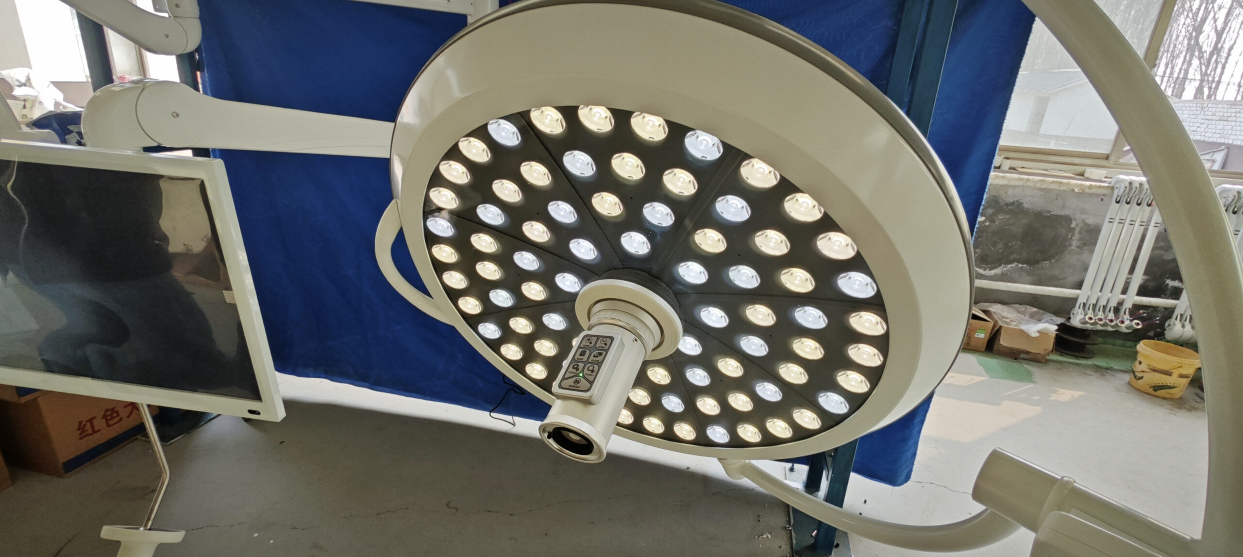 Sistema de luz quirúrgica de doble cabezal con múltiples interfaces de control para un quirófano principal