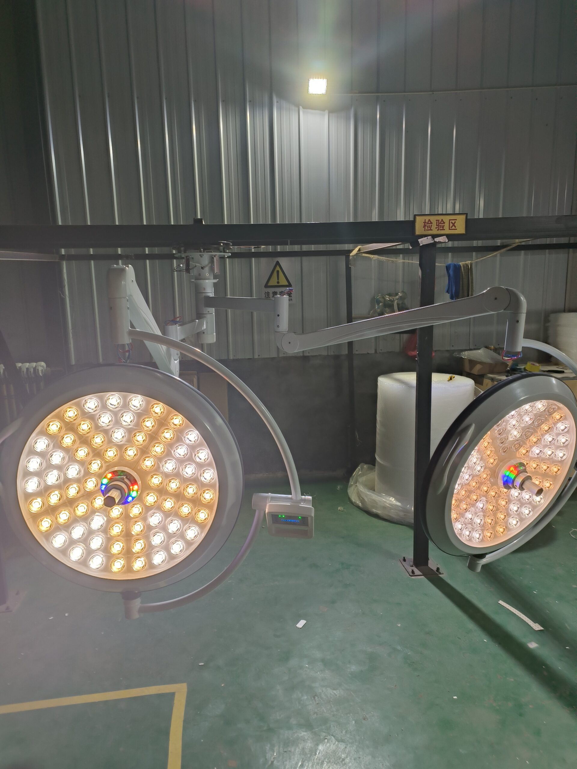 Dual-head ceiling-mounted LED surgical light with two independent suspension arms