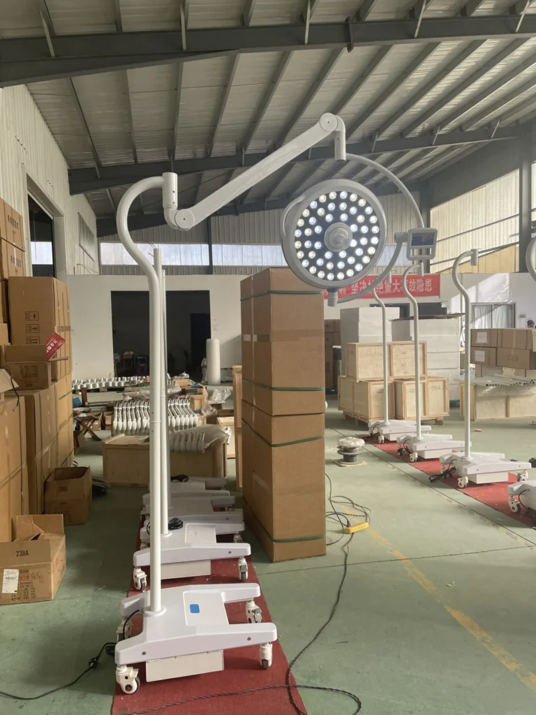 Guía de compra de luces quirúrgicas móviles: cuando las luces de techo no son suficientes