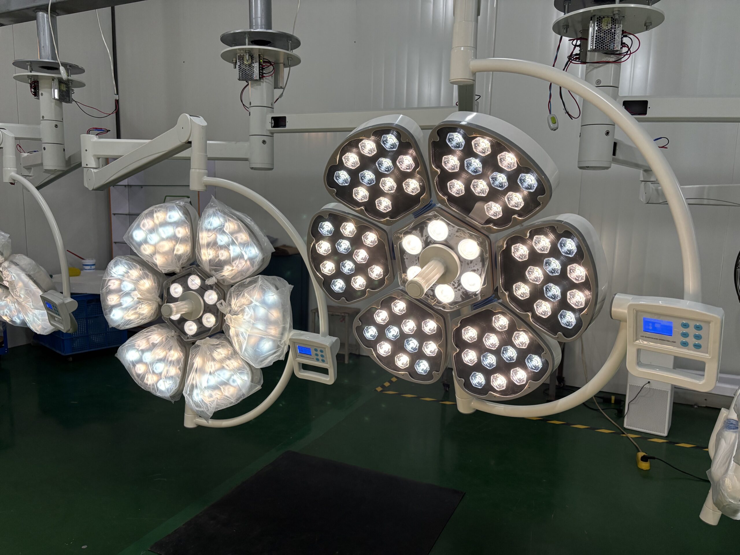 Petal-style LED surgical light head with six independent replaceable LED modules